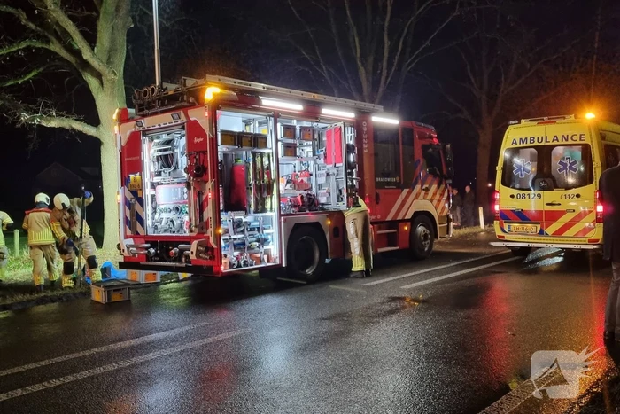 Bestuurder verliest macht over het stuur en komt tot stilstand in sloot