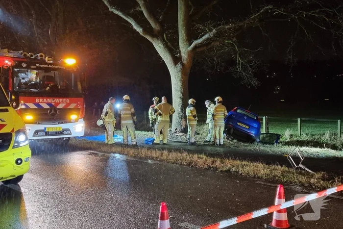Bestuurder verliest macht over het stuur en komt tot stilstand in sloot