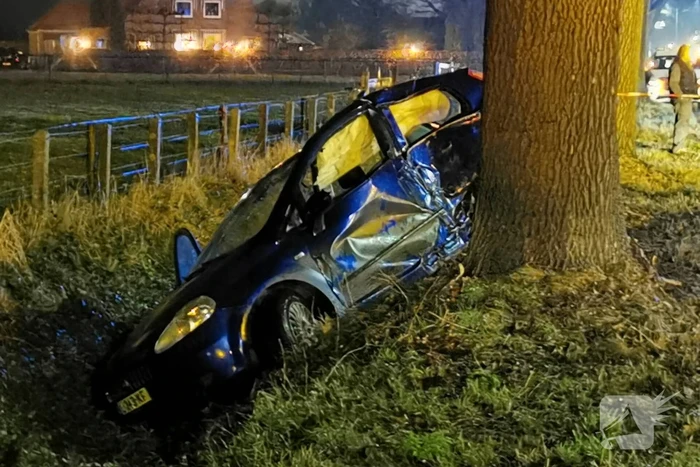 Bestuurder verliest macht over het stuur en komt tot stilstand in sloot