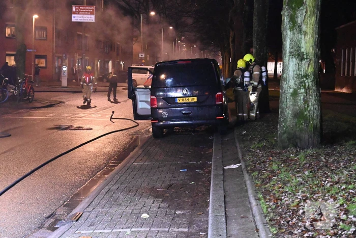Bestelbus heeft forse schade door brand