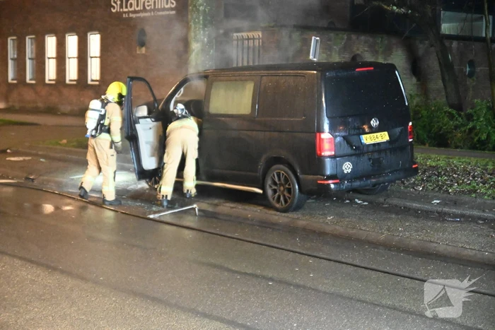 Bestelbus heeft forse schade door brand