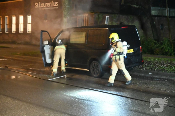 Bestelbus heeft forse schade door brand
