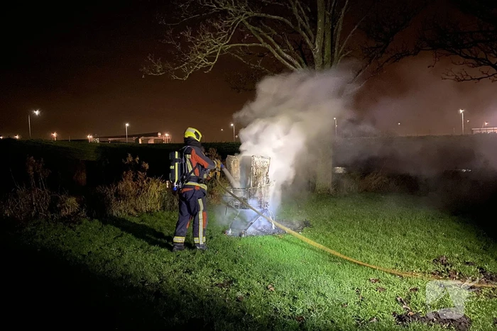 Winkelwagen met rommel in brand gevlogen