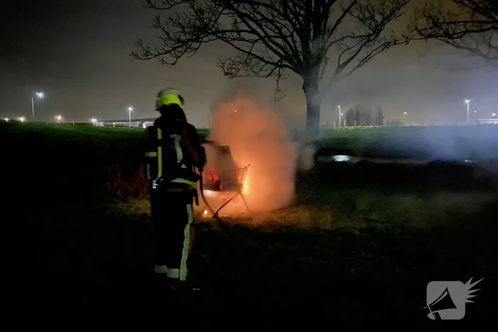 Winkelwagen met rommel in brand gevlogen