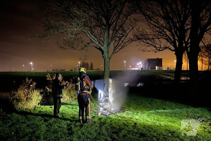 Winkelwagen met rommel in brand gevlogen