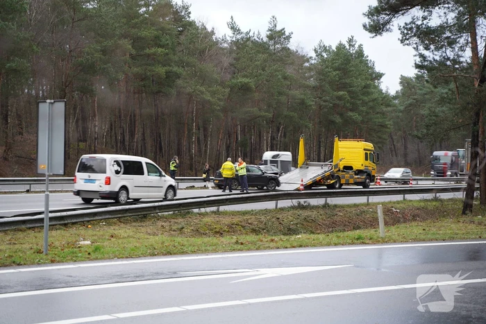 Twee auto's botsen op snelweg