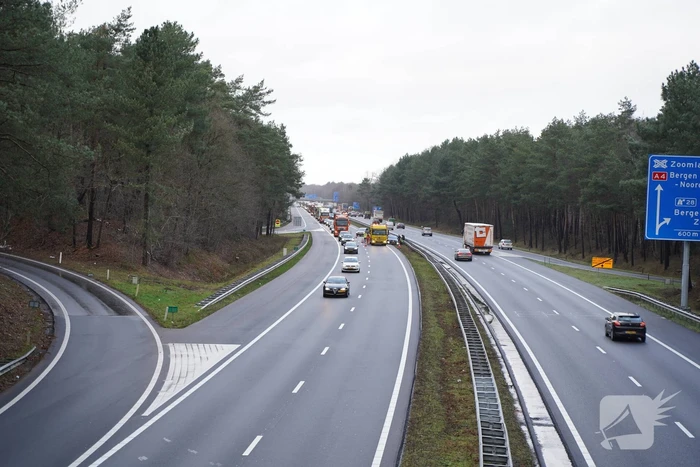 Twee auto's botsen op snelweg