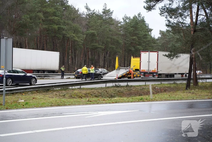 Twee auto's botsen op snelweg