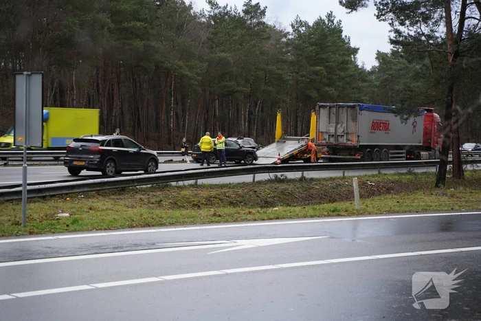 Twee auto's botsen op snelweg