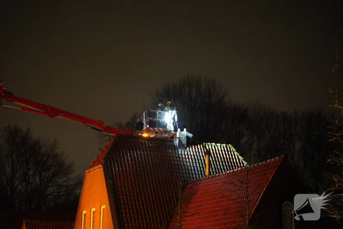 Brandweer veegt schoorsteen na brand