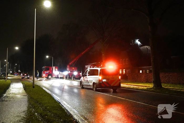 Brandweer veegt schoorsteen na brand