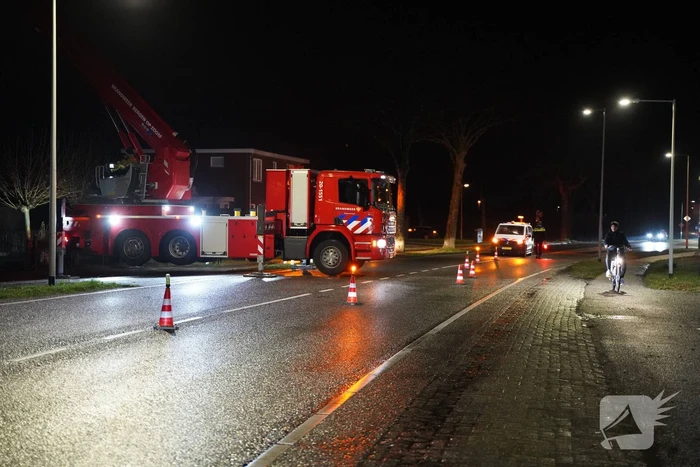 Brandweer veegt schoorsteen na brand