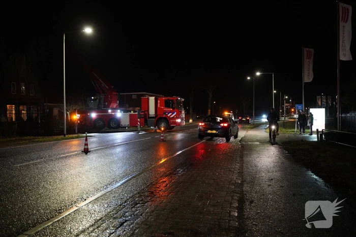 Brandweer veegt schoorsteen na brand