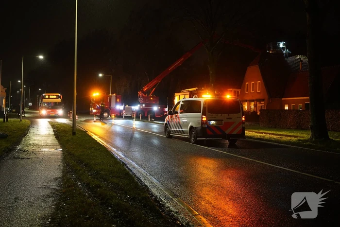Brandweer veegt schoorsteen na brand