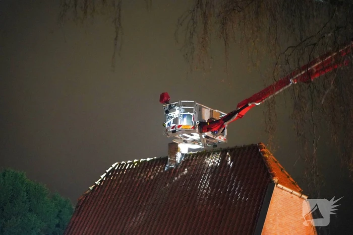Brandweer veegt schoorsteen na brand