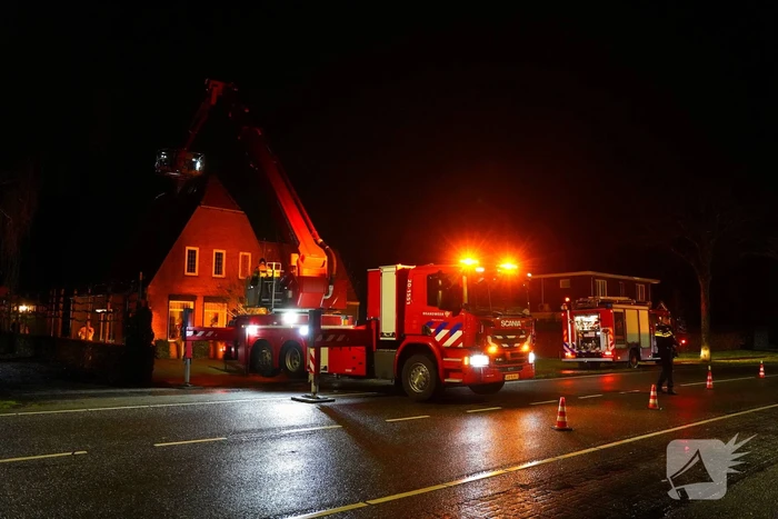 Brandweer veegt schoorsteen na brand