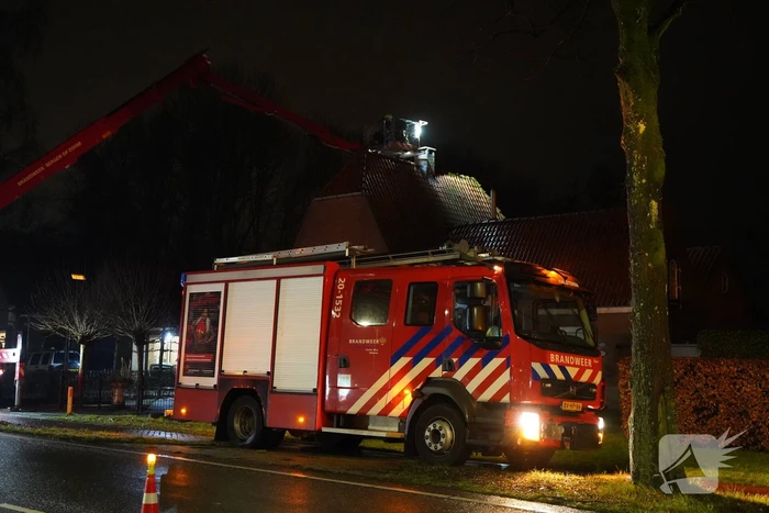 Brandweer veegt schoorsteen na brand