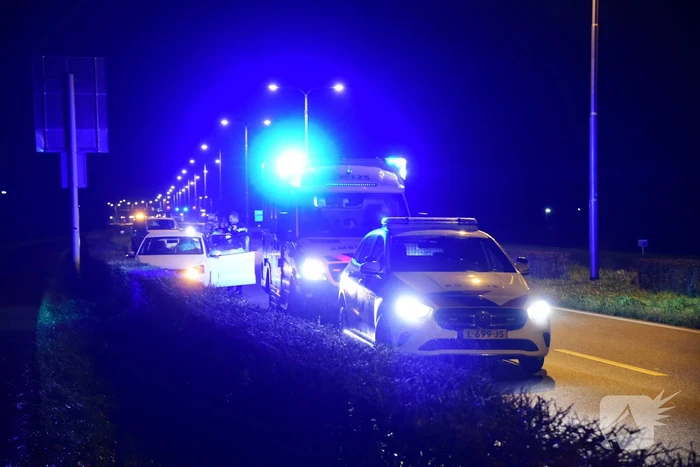 Automobilist crasht in berm