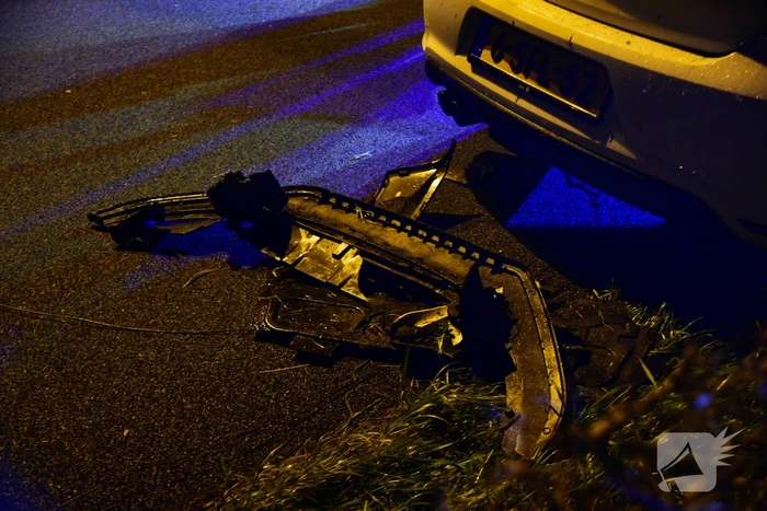 Automobilist crasht in berm