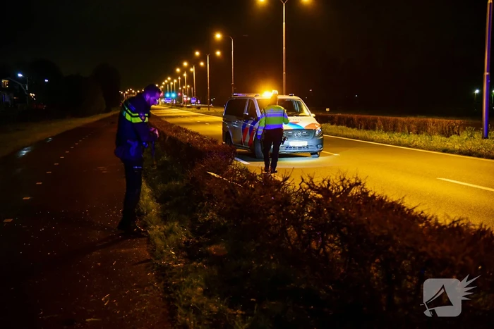 Automobilist crasht in berm
