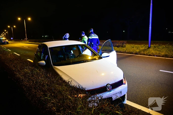 Automobilist crasht in berm