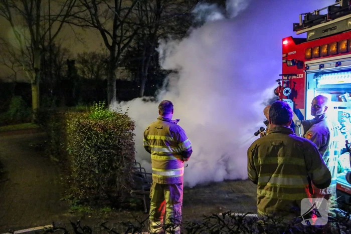 Snorfiets volledig uitgebrand bij fietsenstalling van voetbalclub