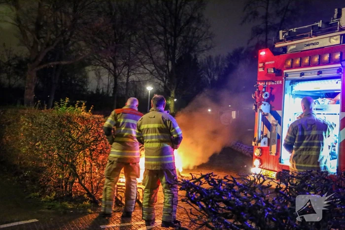 Snorfiets volledig uitgebrand bij fietsenstalling van voetbalclub