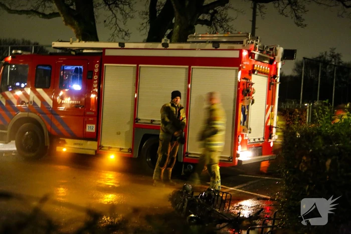 Snorfiets volledig uitgebrand bij fietsenstalling van voetbalclub