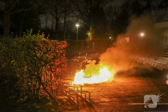 Snorfiets volledig uitgebrand bij fietsenstalling van voetbalclub
