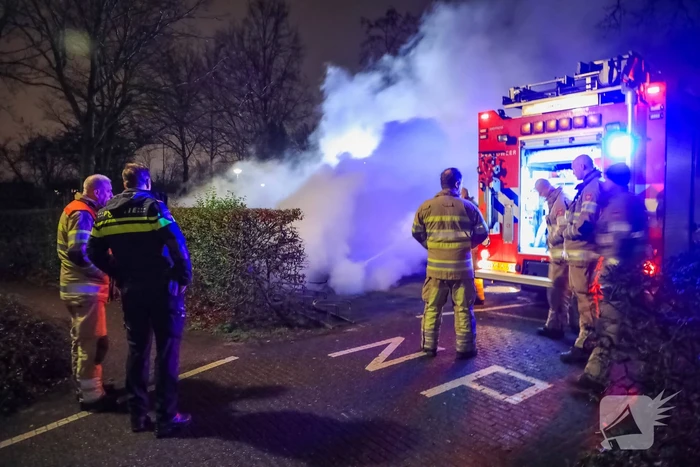Snorfiets volledig uitgebrand bij fietsenstalling van voetbalclub
