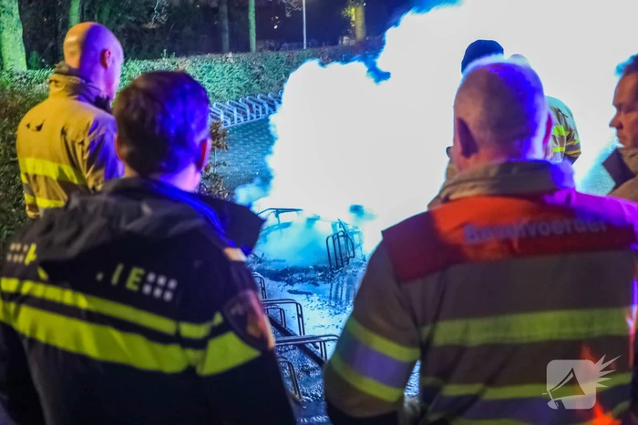 Snorfiets volledig uitgebrand bij fietsenstalling van voetbalclub