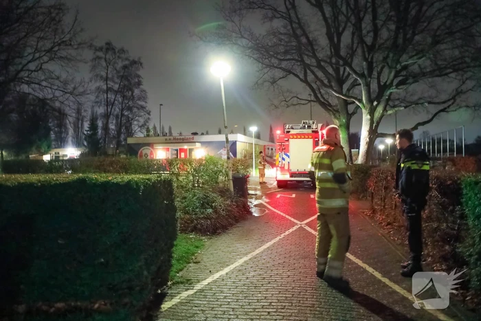 Snorfiets volledig uitgebrand bij fietsenstalling van voetbalclub