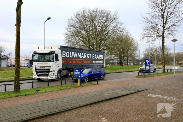 Oplegger raakt los van vrachtwagen bedrijventerrein De Isselt