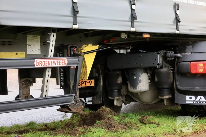 Oplegger raakt los van vrachtwagen bedrijventerrein De Isselt