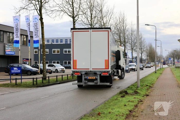 Oplegger raakt los van vrachtwagen bedrijventerrein De Isselt
