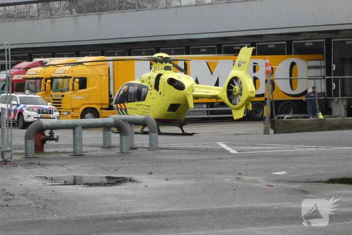 Traumahelikopter landt op terrein Distributiecentrum Jumbo