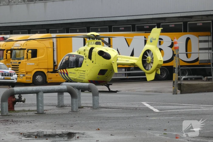 Traumahelikopter landt op terrein Distributiecentrum Jumbo