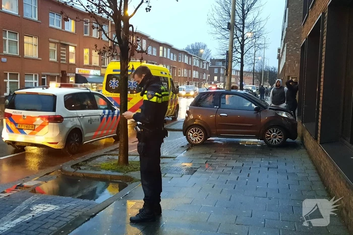 Bestuurder van brommobiel rijdt tegen appartementengebouw