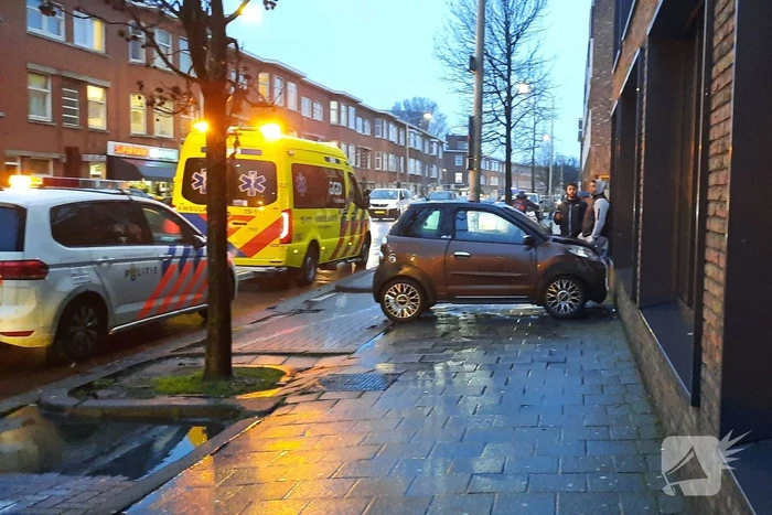 Bestuurder van brommobiel rijdt tegen appartementengebouw