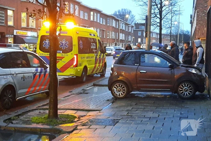 Bestuurder van brommobiel rijdt tegen appartementengebouw