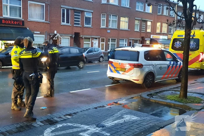 Bestuurder van brommobiel rijdt tegen appartementengebouw