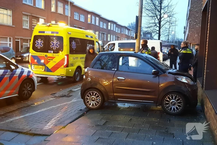 Bestuurder van brommobiel rijdt tegen appartementengebouw