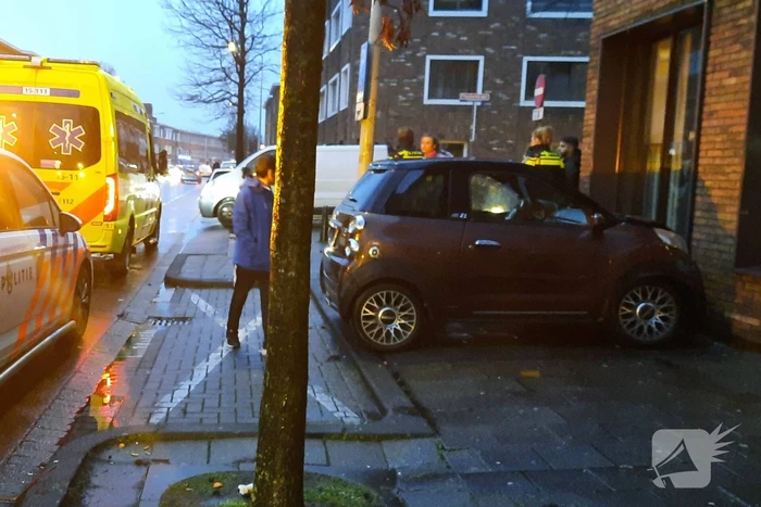 Bestuurder van brommobiel rijdt tegen appartementengebouw