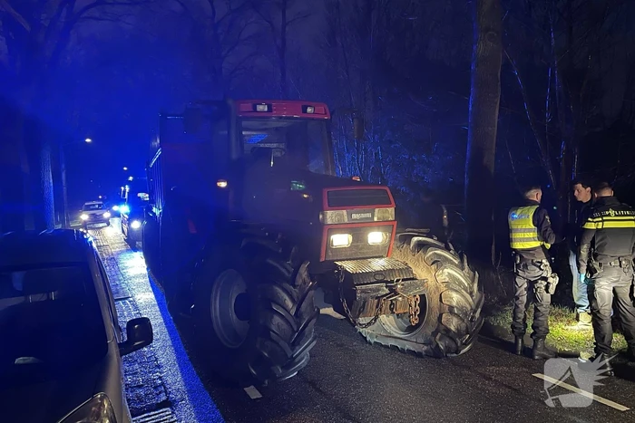 Automobilist belandt na botsing met tractor in de sloot