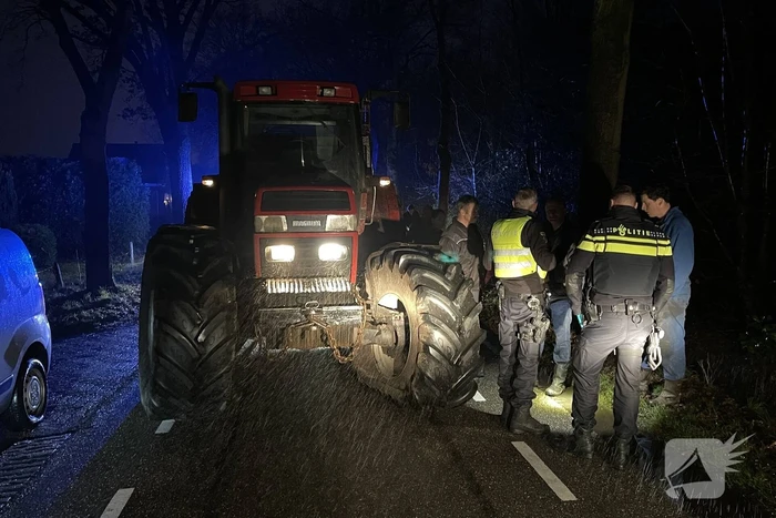 Automobilist belandt na botsing met tractor in de sloot
