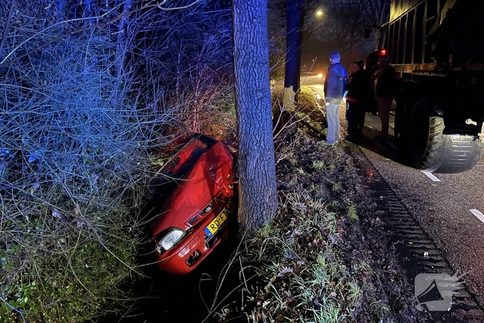 Automobilist belandt na botsing met tractor in de sloot