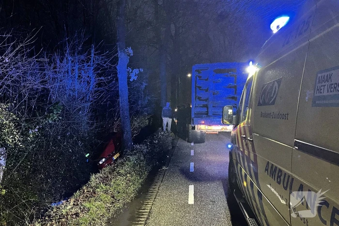 Automobilist belandt na botsing met tractor in de sloot