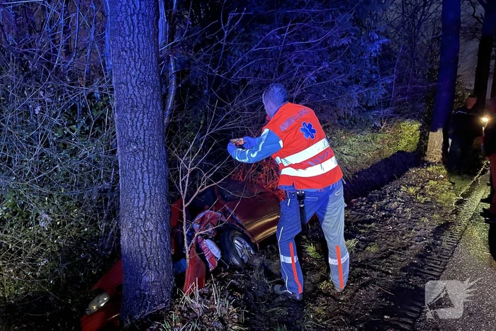 Automobilist belandt na botsing met tractor in de sloot