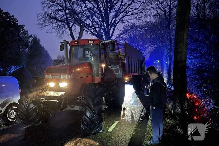 Automobilist belandt na botsing met tractor in de sloot