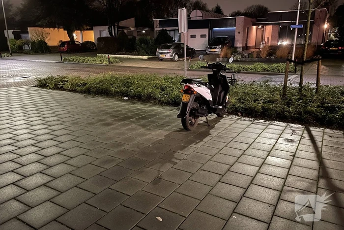 Schade na ongeval tussen auto en scooter